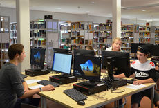 Im „Mittelschiff“ der Mediothek stehen den Benutzern 18 PCs zur Recherche und zur Erstellung von Texten und Präsentationen zur Verfügung.